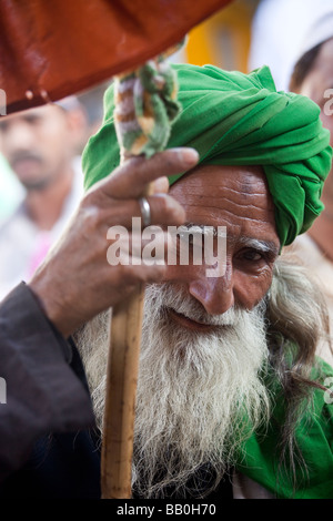 Ancien Musulman attisant les fidèles des Nizamuddin culte à Delhi Inde Banque D'Images