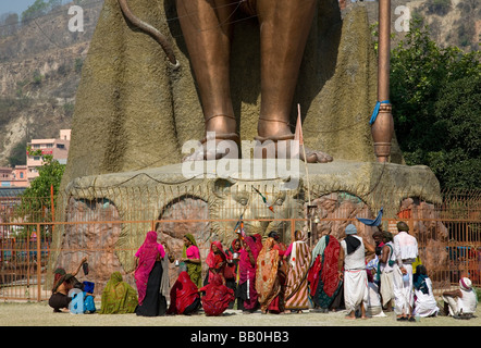 Pèlerins hindous adorant Shiva statue. Haridwar. Uttarakhand. L'Inde Banque D'Images