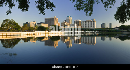 Le centre-ville d'Orlando en Floride dans l'horizon du lac Eola Banque D'Images