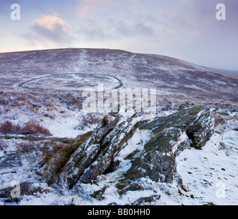 Paysage de landes rocheuses couvertes de neige de l'âge du bronze sur le règlement de Grimspound Dartmoor National Park Devon, Angleterre Banque D'Images