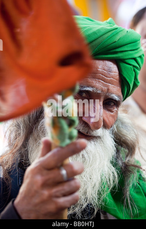 Ancien Musulman attisant les fidèles des Nizamuddin culte à Delhi Inde Banque D'Images