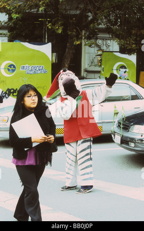 Directeurs Zebra piétons de l'autre côté de la route, partie d'une campagne de sécurité routière à La Paz, Bolivie Banque D'Images