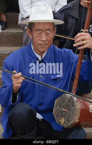 Musicien de rue traditionnels chinois à la porte Chaoyang au Yunnan Jianshui en Chine Banque D'Images