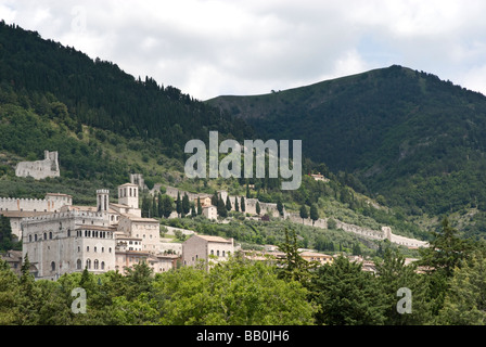 Gubbio est une commune de l'extrême nord-est de la province italienne de Pérouse (Ombrie) Il est situé sur la première pente de Mt. Ingino, une petite montagne des Apennins. Banque D'Images