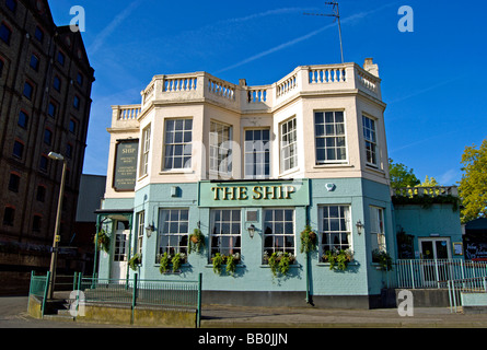 Le navire, une maison en face de la Tamise à mortlake, au sud-ouest de Londres, Angleterre Banque D'Images