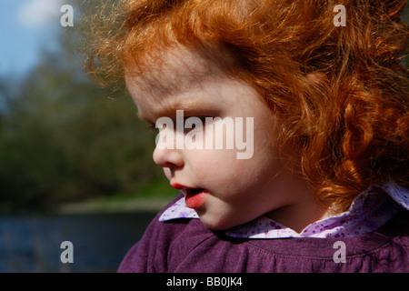Petite fille aux cheveux rouges. Banque D'Images