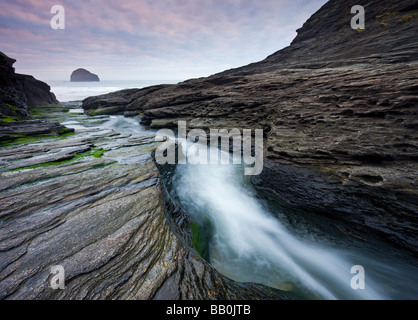 L'érosion de l'eau d'appoint à l'ardoise en Cornouailles du Nord Trebarwith Strand Angleterre Février 2009 Banque D'Images