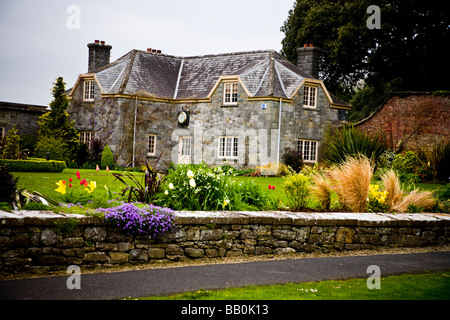 Golf house d'Adare Manor House dans le comté de Limerick Irlande montrant des jardins paysagers et des chemins de randonnée Banque D'Images