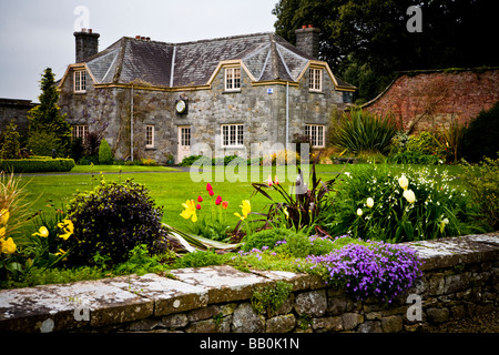 Golf house d'Adare Manor House dans le comté de Limerick Irlande montrant des jardins paysagers et des chemins de randonnée Banque D'Images