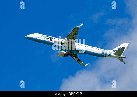 Moteur double-190-2000 Embraer ERJ-195LR Flybe avion civil en partant de l'aéroport d'Inverness Ecosse Highland Banque D'Images