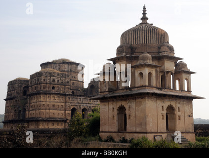 Chhatris, cénotaphe, de Bundela king. Orchha, le Madhya Pradesh, République de l'Inde. Banque D'Images