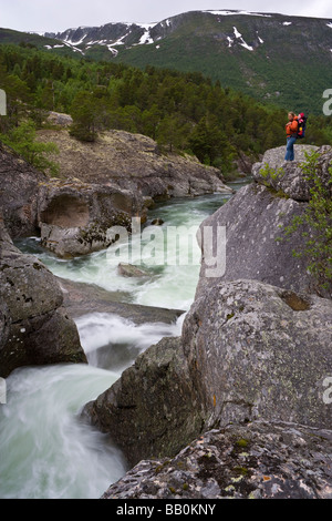 Femme portant enfant piggy back à Magalaupet Dovrefjell Cascade Norvège Juin 2008 Banque D'Images