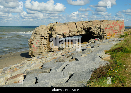 Un blockhaus sur Gold Beach près de Graye-sur-Mer, Normandie Banque D'Images