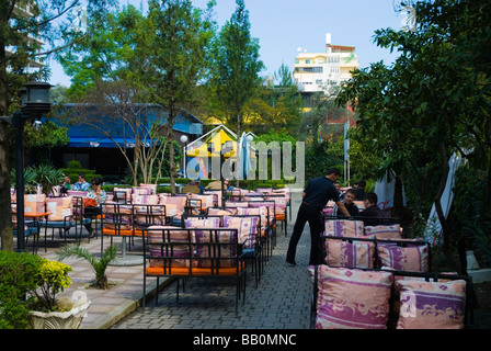 Cafe Restaurant terrasse dans quartier Blloku de Tirana Albanie Europe Banque D'Images