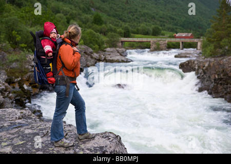 Femme portant enfant piggy back à Magalaupet Dovrefjell Cascade Norvège Juin 2008 Banque D'Images