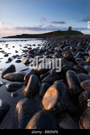 Tôt le matin, au château de Dunstanburgh, Northumberland Banque D'Images