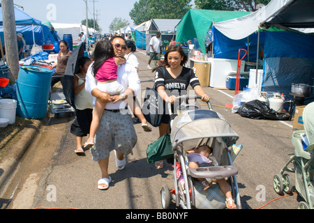 La famille asiatique Hmong arrivant par l'arrière de l'alimentation de rue festival des Tentes. Sports Festival Hmong McMurray Domaine St Paul Minnesota USA Banque D'Images