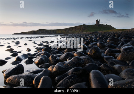 Tôt le matin, au château de Dunstanburgh, Northumberland Banque D'Images