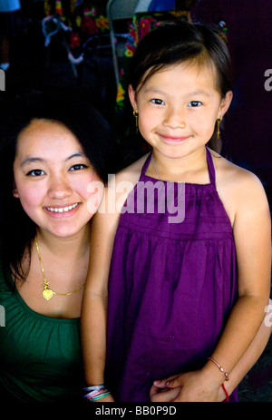 Mère et fille Hmong heureux profiter du festival. Sports Festival Hmong McMurray Domaine St Paul Minnesota USA Banque D'Images