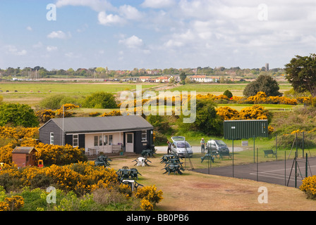 Vue de Southwold tennis club à l'extérieur, vers Walberswick, à Southwold, Suffolk, UK Banque D'Images