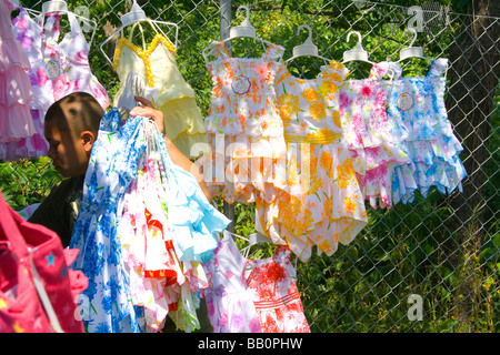 Greffier afficher les enfants asiatiques Hmong's robes dans une boutique. Sports Festival Hmong McMurray Domaine St Paul Minnesota USA Banque D'Images