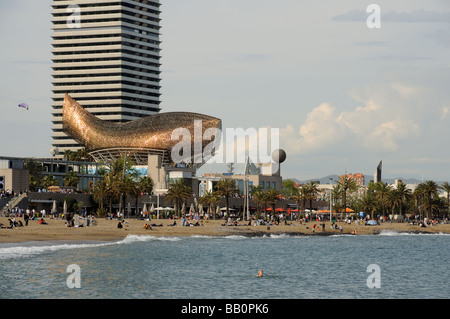 Frank Gehry's peix d'Or sur la plage de Barcelone, Espagne Banque D'Images