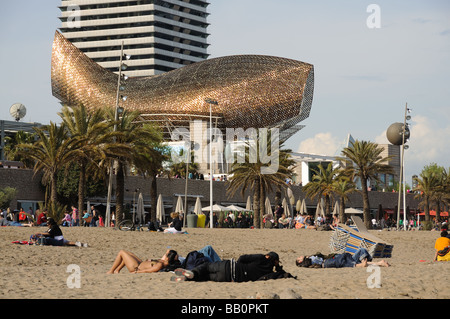 Frank Gehry's peix d'Or sur la plage de Barcelone, Espagne Banque D'Images