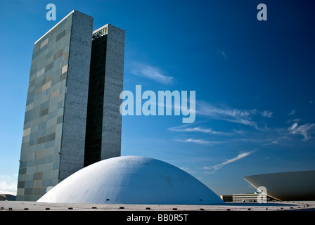 Le Sénat en congrès national à Brasília, conçu par Oscar Niemeyer le bâtiment est l'un des principaux monuments de la capitale Banque D'Images