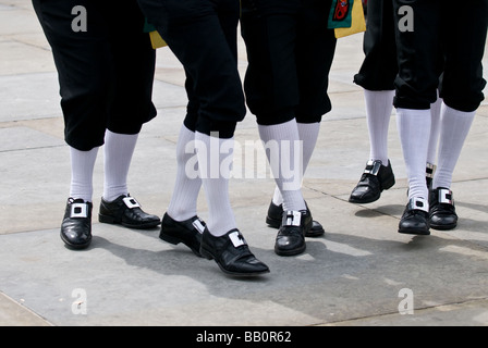 Les jambes de Monk Seaton Morris Men dancing à la Westminster Jour de la danse à Londres. Photo par Gordon 1928 Banque D'Images