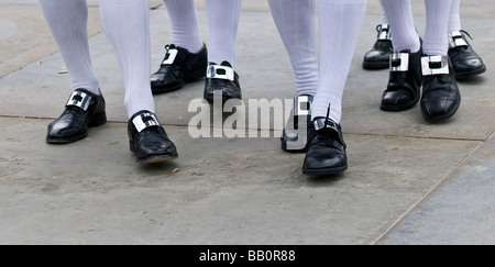 Les jambes de Monk Seaton Morris Men dancing à la Westminster Jour de la danse à Londres. Photo par Gordon 1928 Banque D'Images