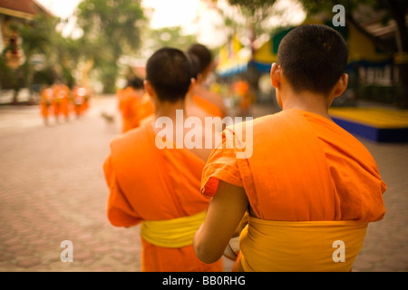 Les moines bouddhistes, la collecte de denrées alimentaires et de bénédiction spéciale Sonkran, Wat Srisoda, Temple bouddhiste et monastère ; Chiang Mai, Thaïlande Banque D'Images