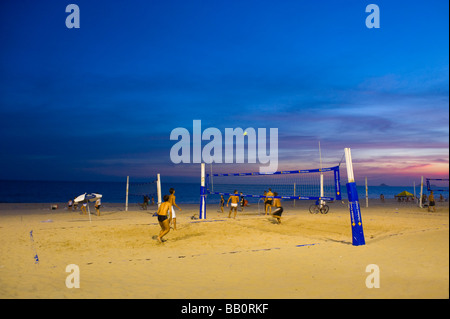 Les sections locales jouant footvolley au coucher du soleil sur la plage d'Ipanema à Rio de Janeiro, Brésil. Banque D'Images