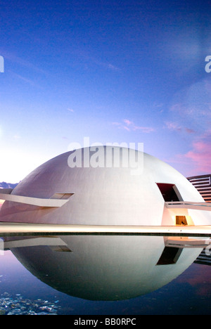 L'Honestino Guimarães' Musée national de construction d'un exemple de l'architecture d'Oscar Niemeyer à Brasilia, Brésil Banque D'Images