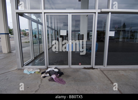 Vêtements abandonnés se trouvant en face de la porte d'un showroom vide d'un concessionnaire Buick GMC Pontiac à San Jose, CA Banque D'Images