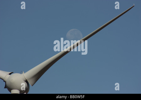 La lune roule sur la pale d'une éolienne à mt millar en Australie du Sud Banque D'Images