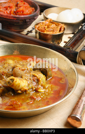 Mouton Pakku est un curry de mouton typique de la région du Sikkim curry qui est servi avec du riz cuit ou Selroti Banque D'Images