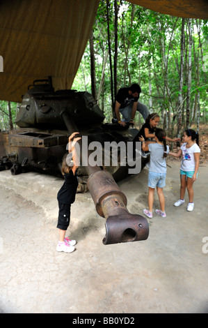 Les enfants jouent sur un US M41 Walker Bulldog au réservoir de tunnels de Cu Chi Cu Chi, Memorial, le Vietnam Banque D'Images