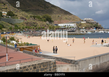 Plage de sable importé par l'homme machico madeira ville balnéaire île portugaise dans le milieu de l'Océan Atlantique Banque D'Images