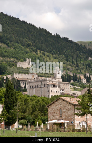 Gubbio est une commune de l'extrême nord-est de la province italienne de Pérouse (Ombrie) Il est situé sur la première pente de Mt. Ingino, une petite montagne des Apennins. Banque D'Images