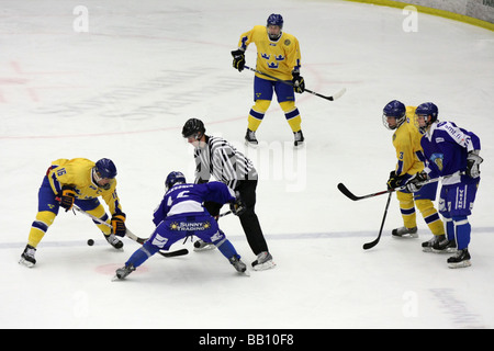 Face-off entre no 16 Jere Laaksonen, Finlande et non 16 Anton Lander, en Suède, dans un U18 tournoi de hockey sur glace. Banque D'Images