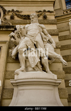 Statue monumentale de l'inscription lutte entre l'homme et la bête dans la porte de la Hofburg de Vienne Autriche Banque D'Images