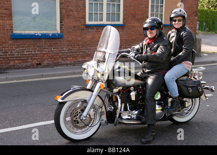 Couple riding a motorcycle Harley Davidson, Gosport, Hampshire, Royaume-Uni. Banque D'Images