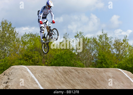 Saut d'un compétiteur lors de la Coupe du Monde Supercross BMX Banque D'Images