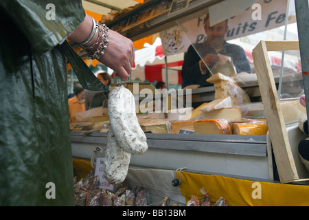 Femme l'achat de fromage à Londres un farmer's market Banque D'Images