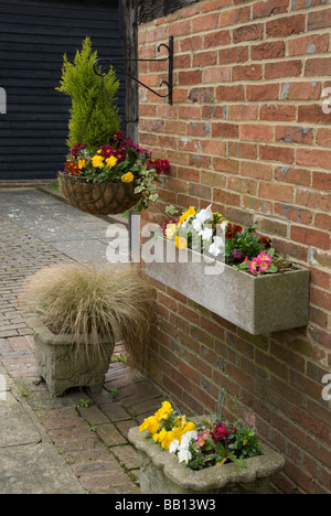 Flowerboxes sur mur de brique, ancien bâtiment du Conseil, Edenbridge, Kent, England, UK Banque D'Images