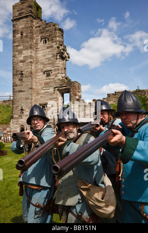 Musketmen Pennyman de la Sir William's Regiment, une guerre civile anglaise re-enactment society à Tutbury Castle dans le Staffordshire Banque D'Images