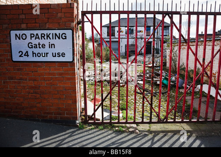 'La Porte en 24 heures utilisation' signe sur garage à l'abandon, Derby Banque D'Images