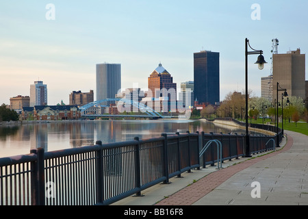 La rivière Genesee et skyline de Rochester, New York Banque D'Images