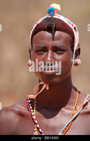 Samburu Moran ou guerrier dans le désert du nord du Kenya Banque D'Images