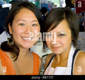 Deux heureux beau restaurant Hmong travailleurs. Sports Festival Hmong McMurray Domaine St Paul Minnesota USA Banque D'Images